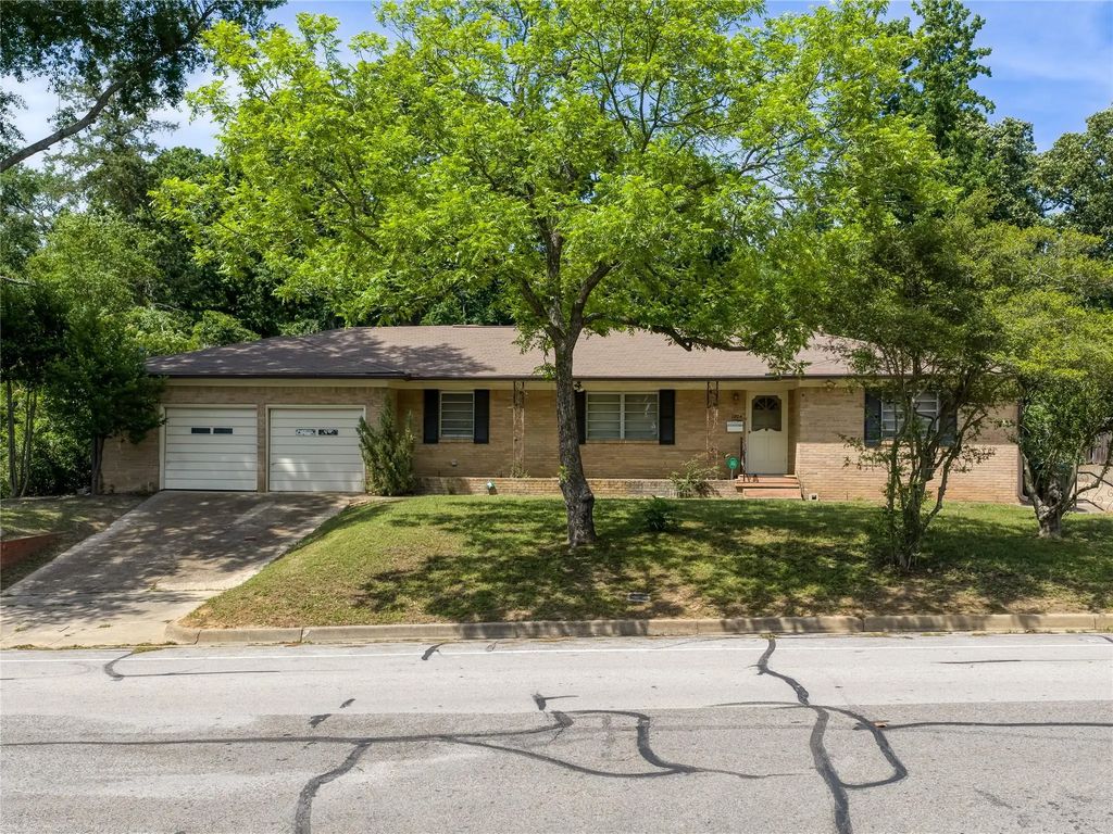 1804 Decharles Street, Tyler