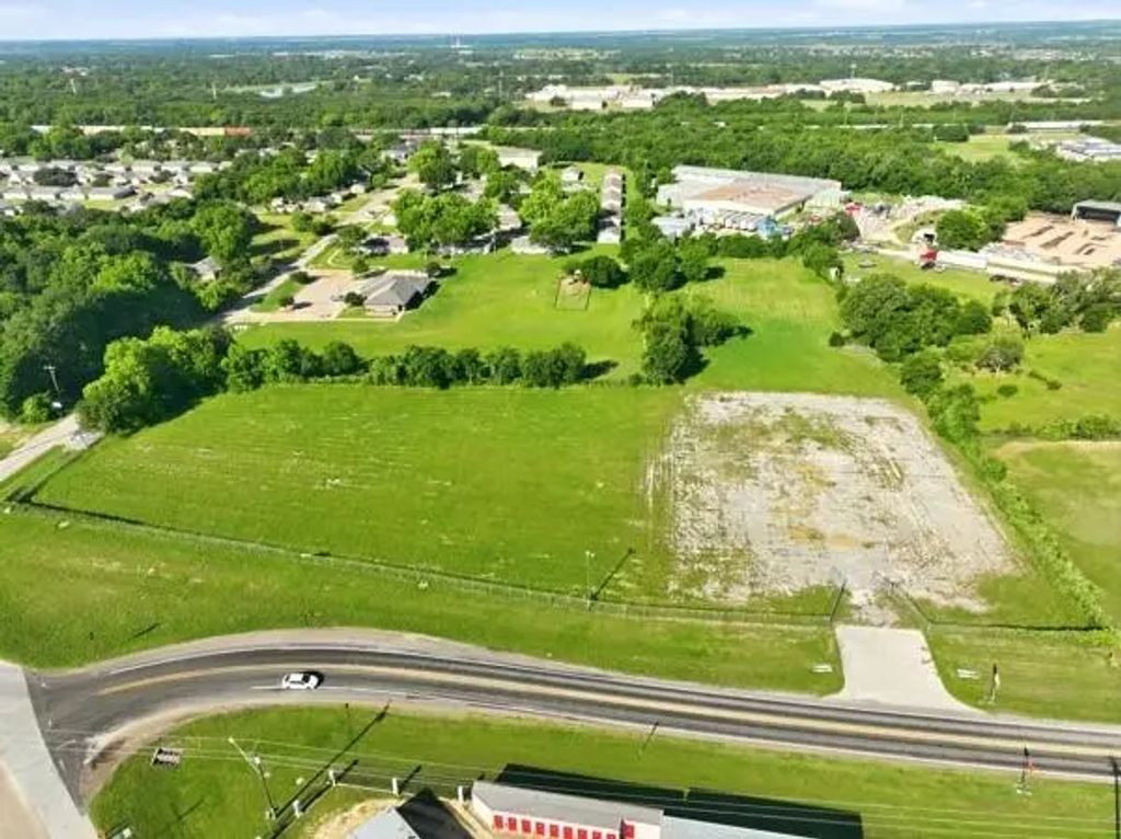 2507 Spur 469, Ennis