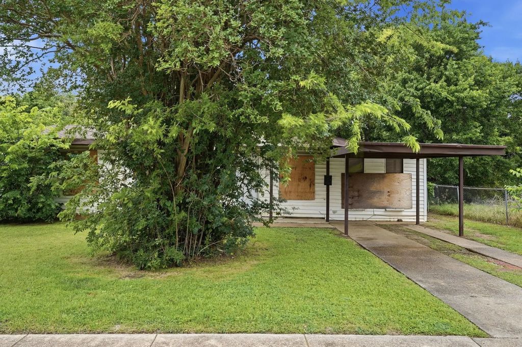 3408 S Hughes Avenue, Fort Worth
