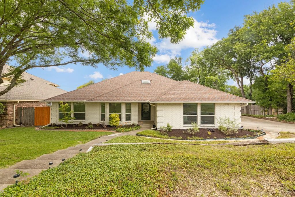 10112 Wandering Way Street, Benbrook