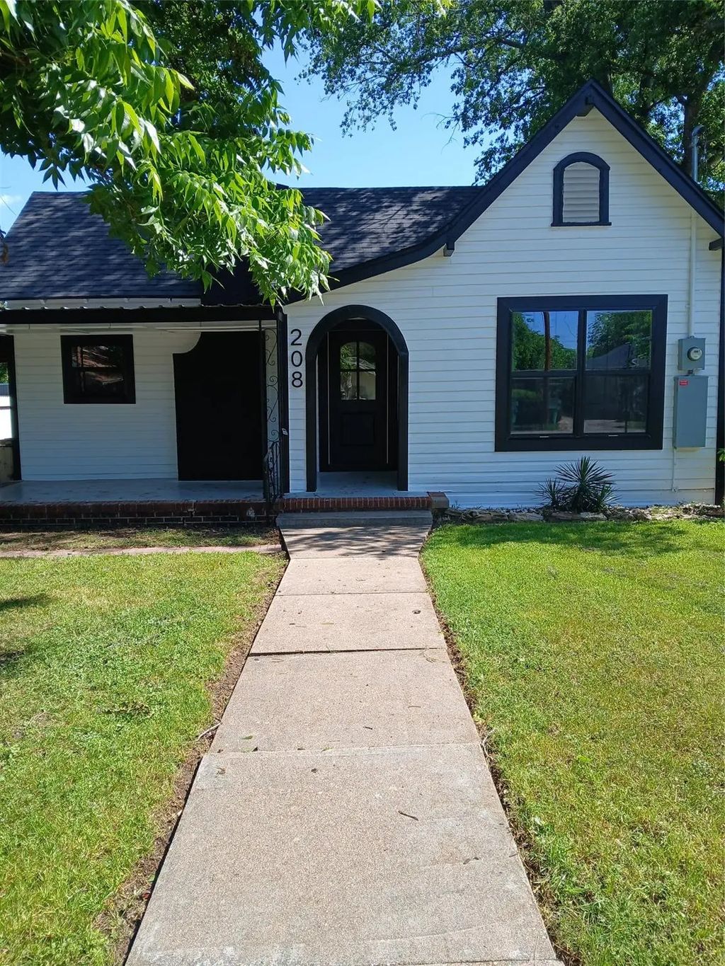 208 E 9th Street, Coleman