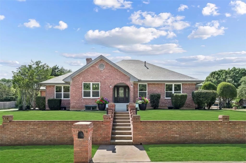 1315 Hardage Lane, Colleyville