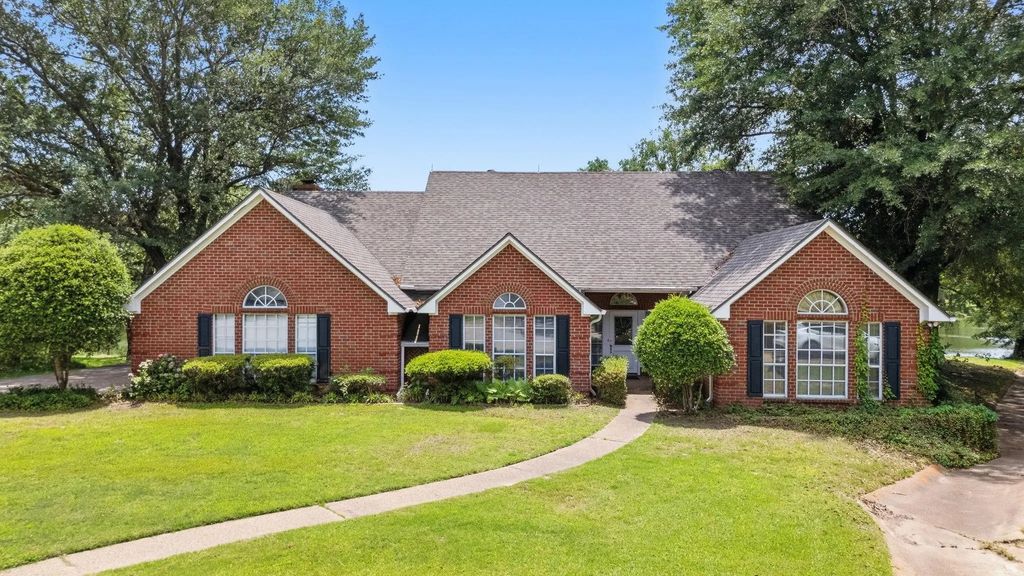 241 Lakeside Place, Mineola