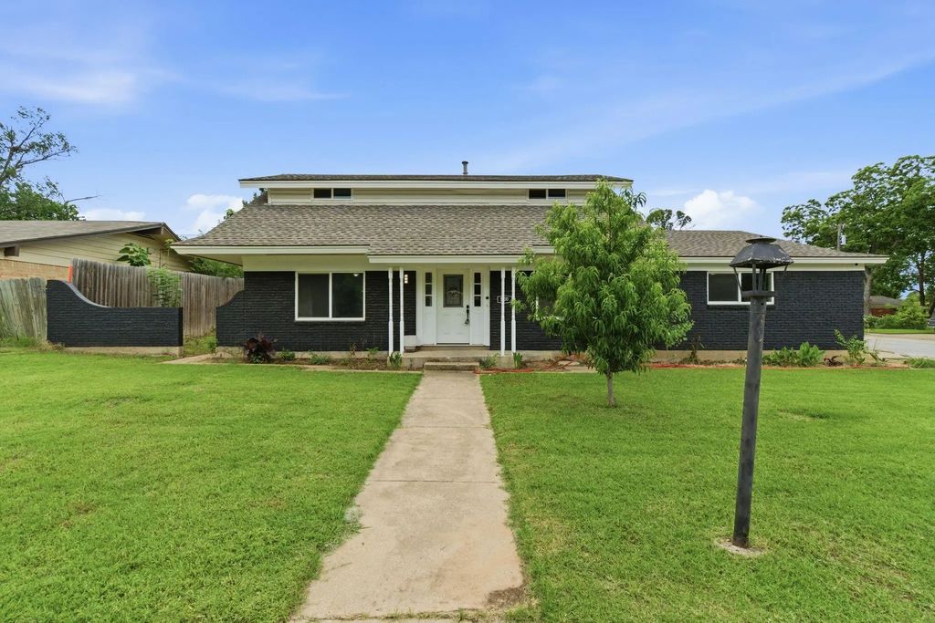 1900 Charleston Drive, Bedford