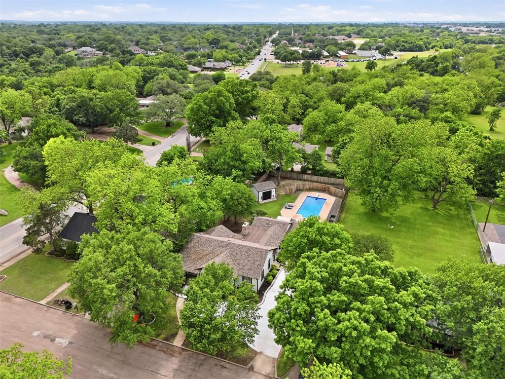 216 Sunset Drive, Cleburne