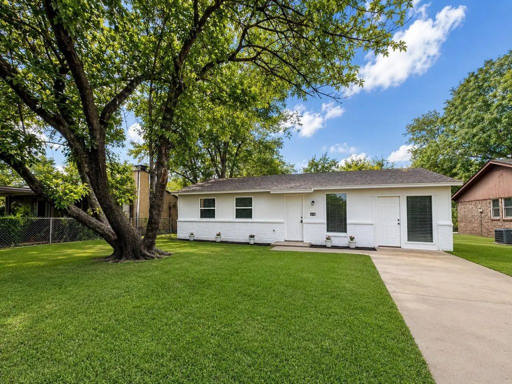 303 Mansfield Road, Cleburne