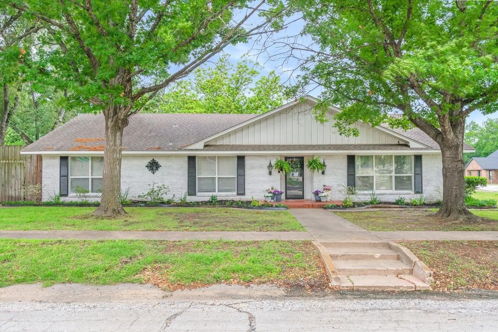202 S Houston Street, Edgewood