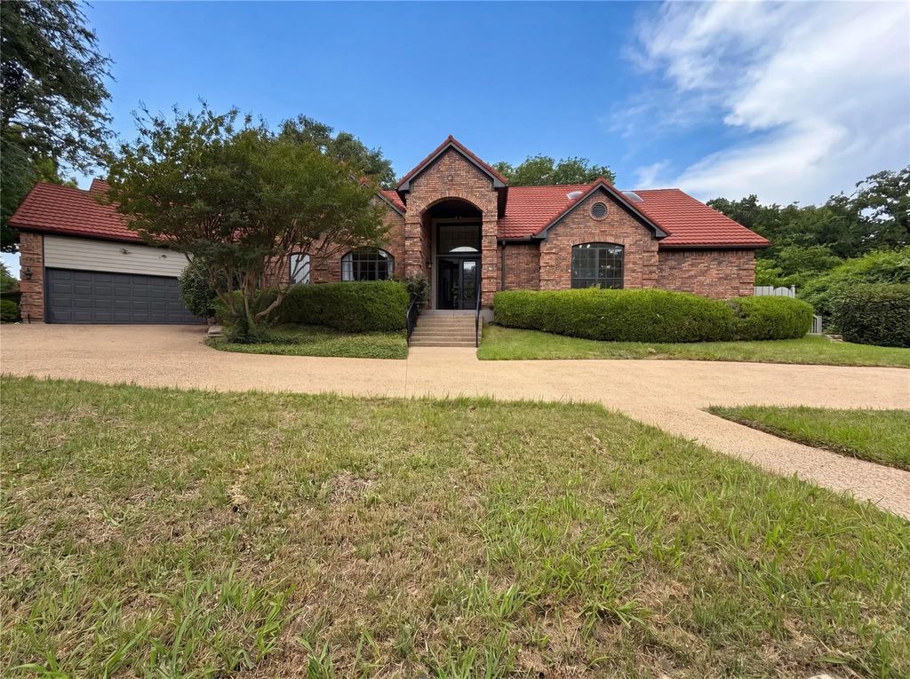 2405 Castle Rock Road, Arlington