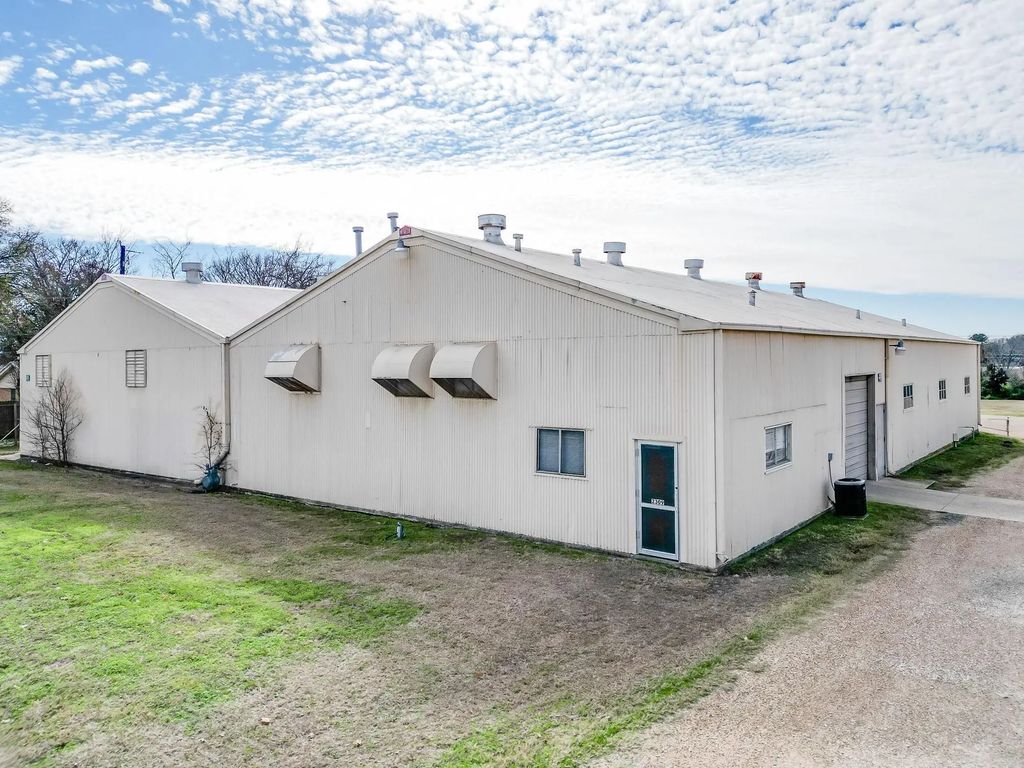 2309 N Preston, Ennis