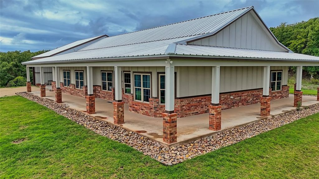 2930 N Greenbrier Road, Nocona