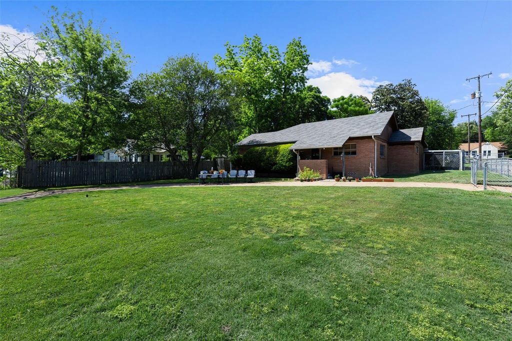 500 W Marshall Avenue, Gladewater