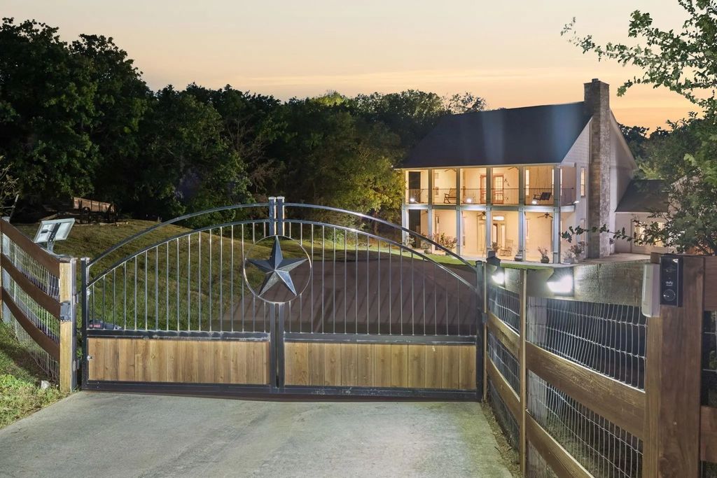 660 Alexandrite Drive, Oak Point