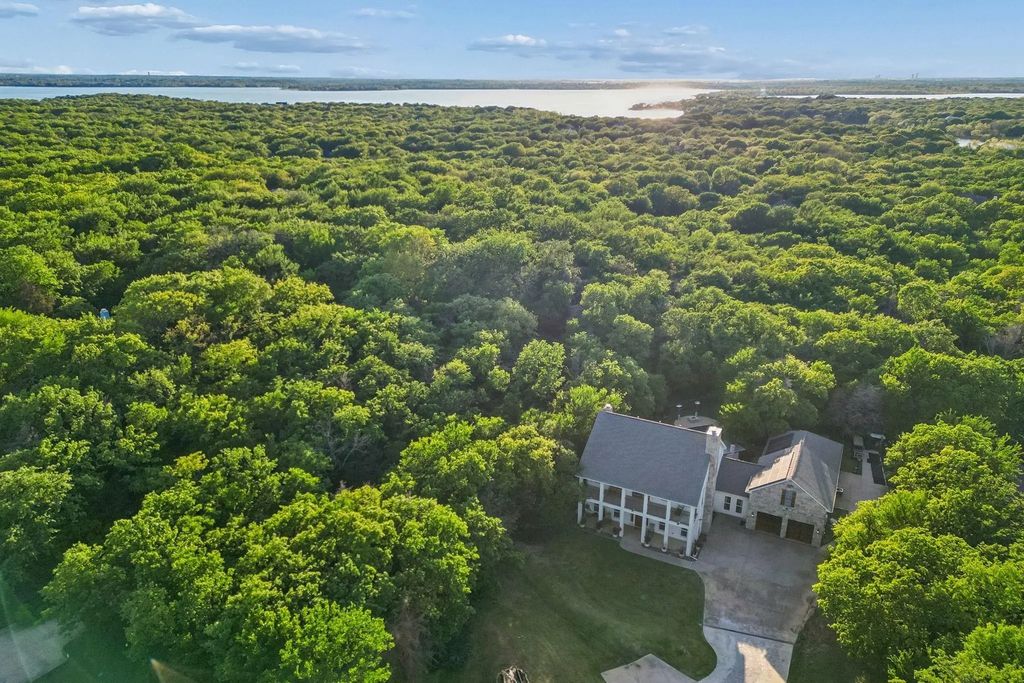 660 Alexandrite Drive, Oak Point