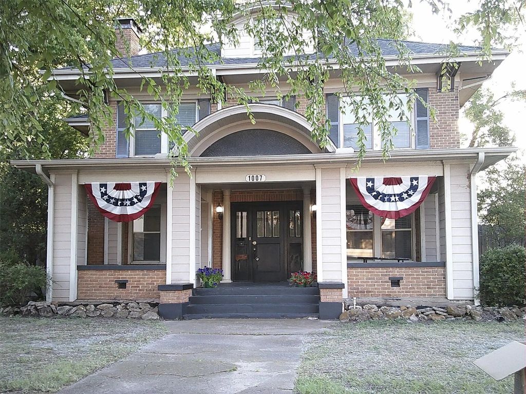 1007 N Center Street, Bonham