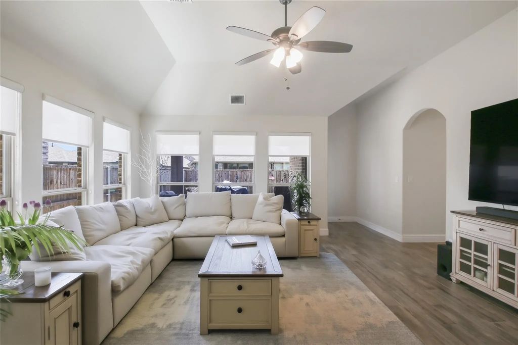 1316 Stoneleigh Place, Aubrey