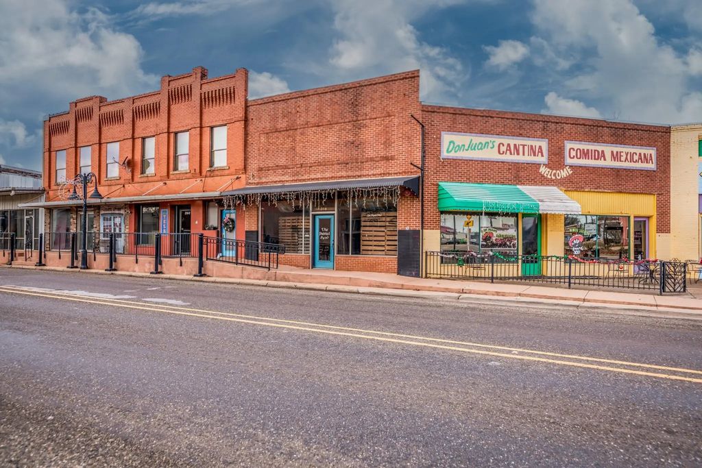 218 East First, Hughes Springs
