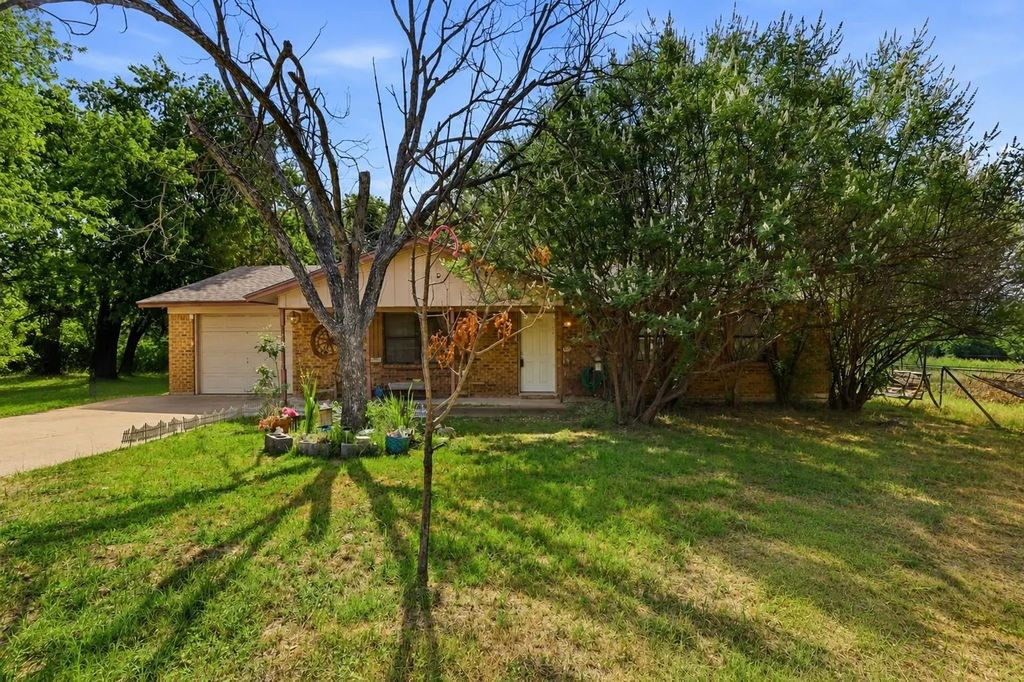 606 E Barton Street, Granbury