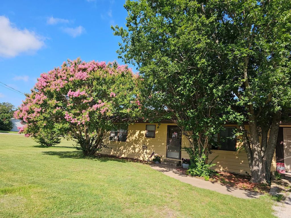 140 S Comanche Drive, De Leon