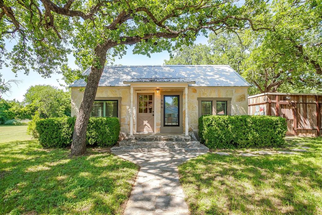 606 E Moore Street, Granbury