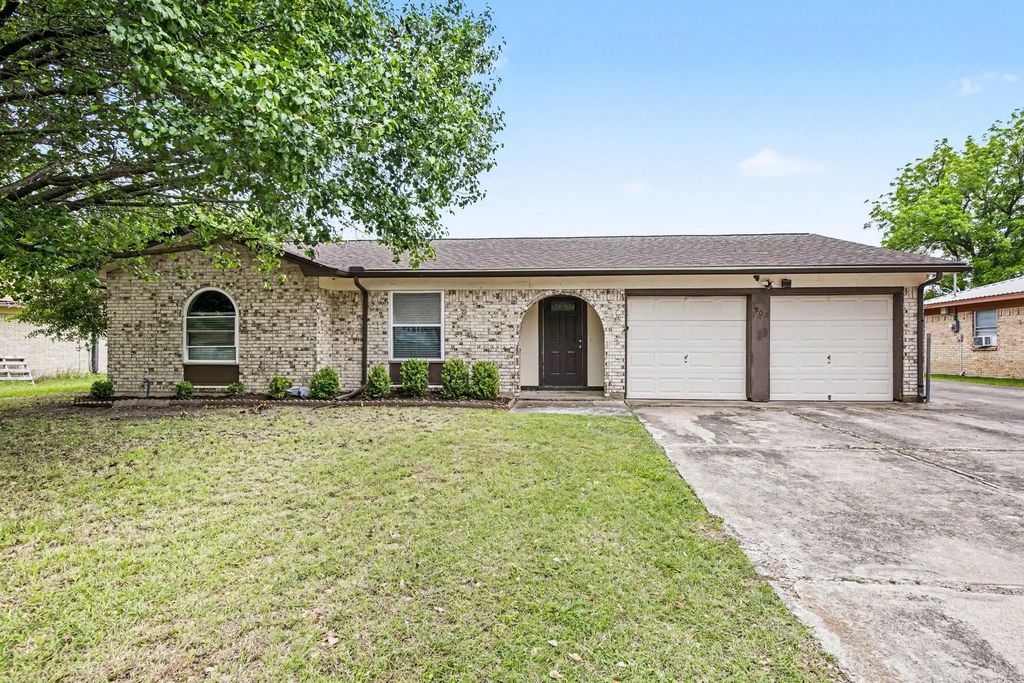 902 Kerry Street, Benbrook