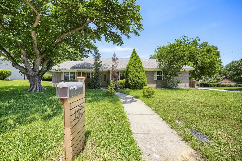 917 Stratford Drive, Bedford
