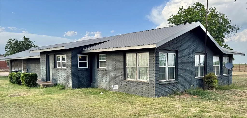 1807 Crowell Highway, Quanah
