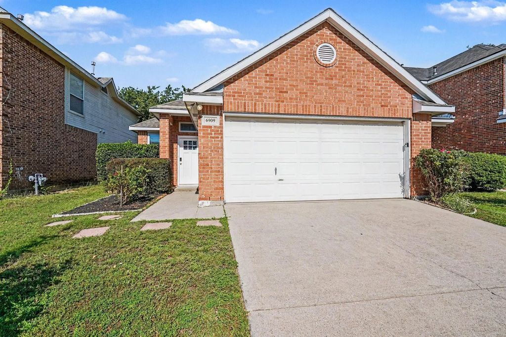 6909 Chaco Trail, Fort Worth