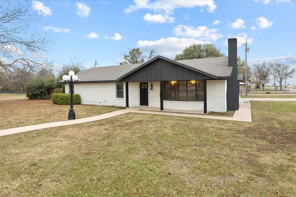 312 E Cottonwood Street, Leonard
