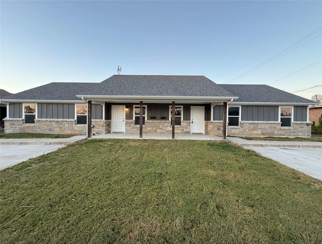 108 W Adams Street, Itasca