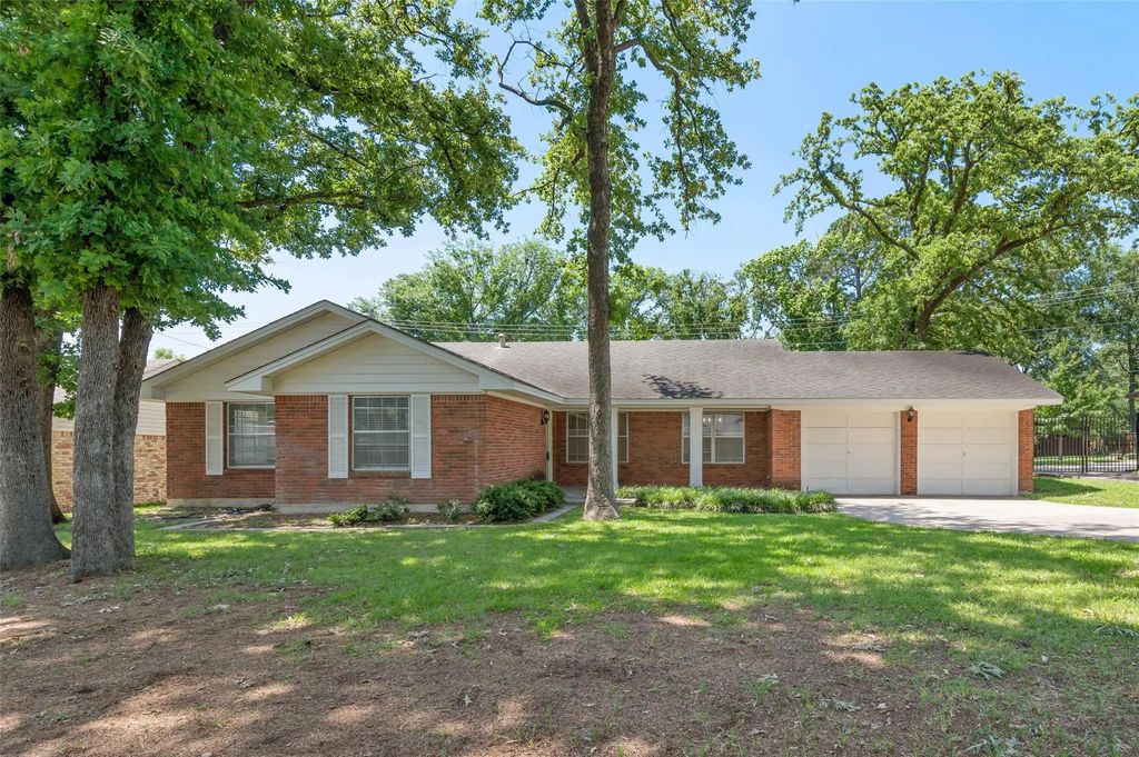 2202 Foxcroft Circle, Denton
