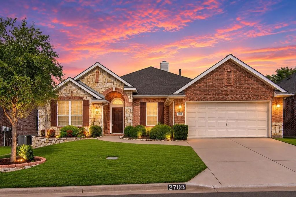 2705 Fox Creek Trail, Arlington