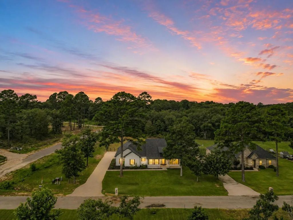 107 Private Road 6305, Mineola