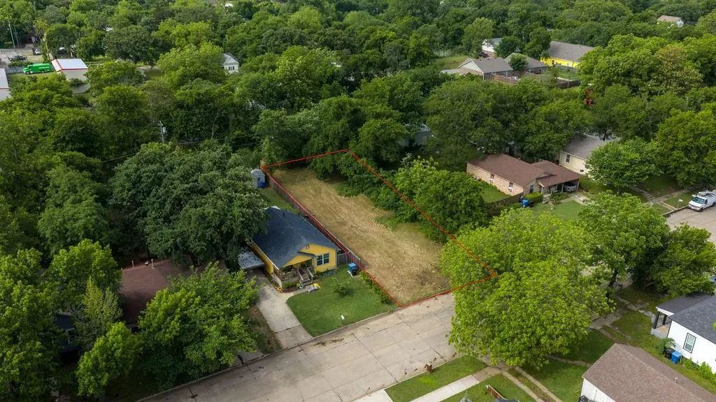 820 W Day Street, Denison