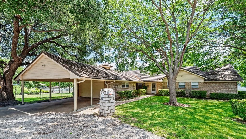 4208 Indian Creek Court, Granbury