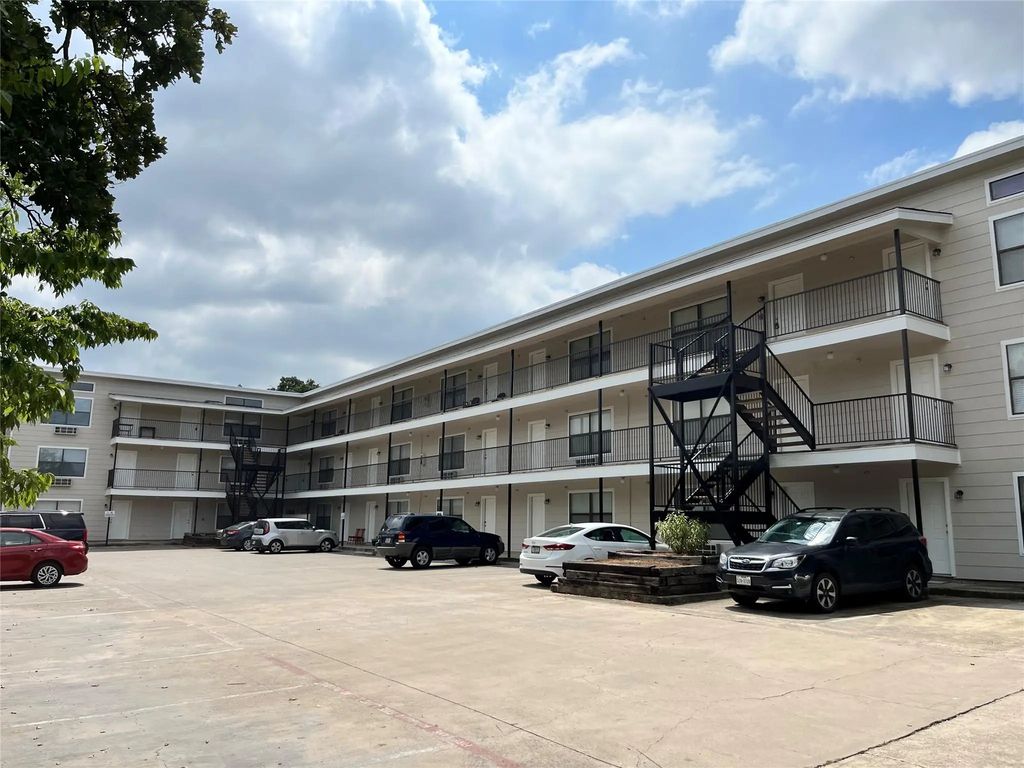 701 W Sycamore Street 109, Denton