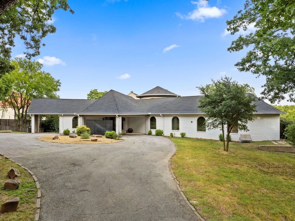8542 Meadowbrook Drive, Fort Worth