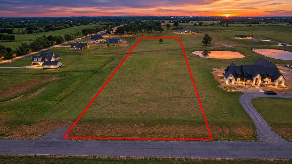 913 Club Lake Road, Whitesboro