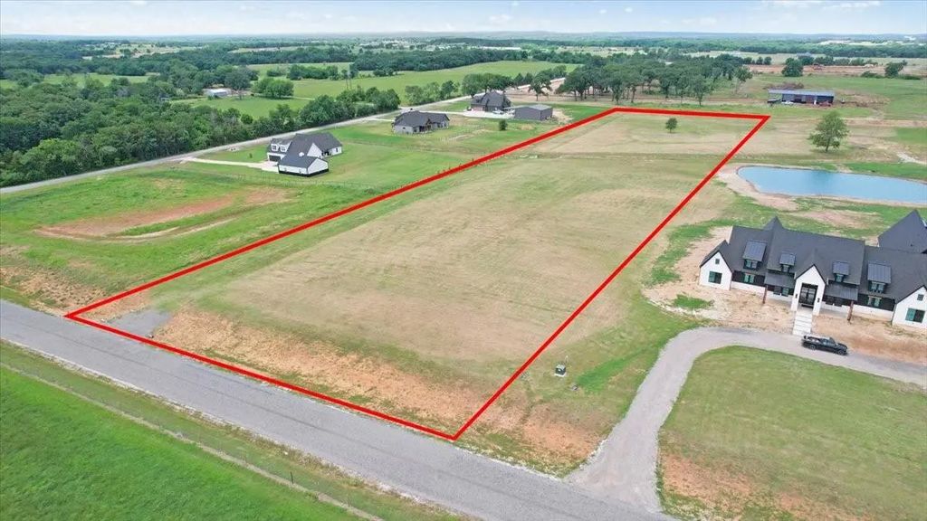913 Club Lake Road, Whitesboro