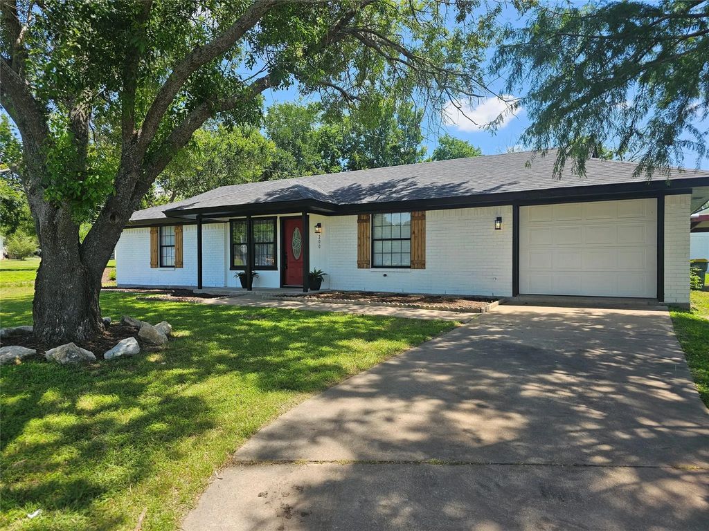 200 E Charles Street, Riesel