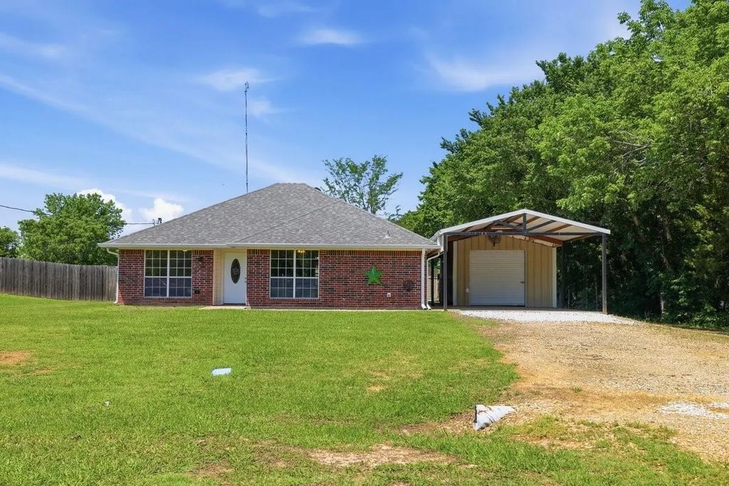 1974 County Road 33900, Powderly