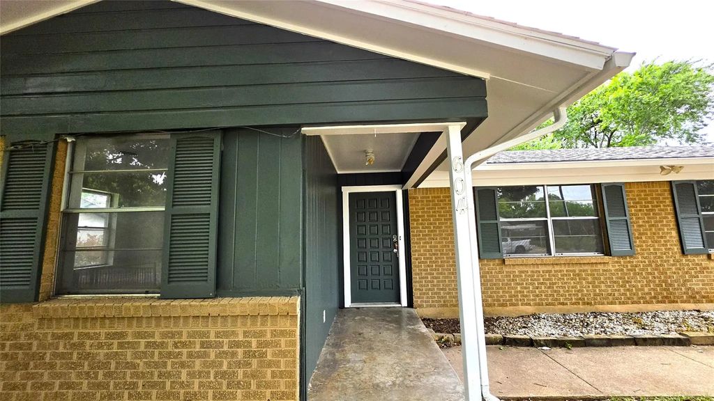604 Sun Valley Drive, Denton