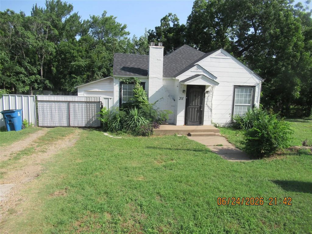 201 E Dallas Street, Hutchins