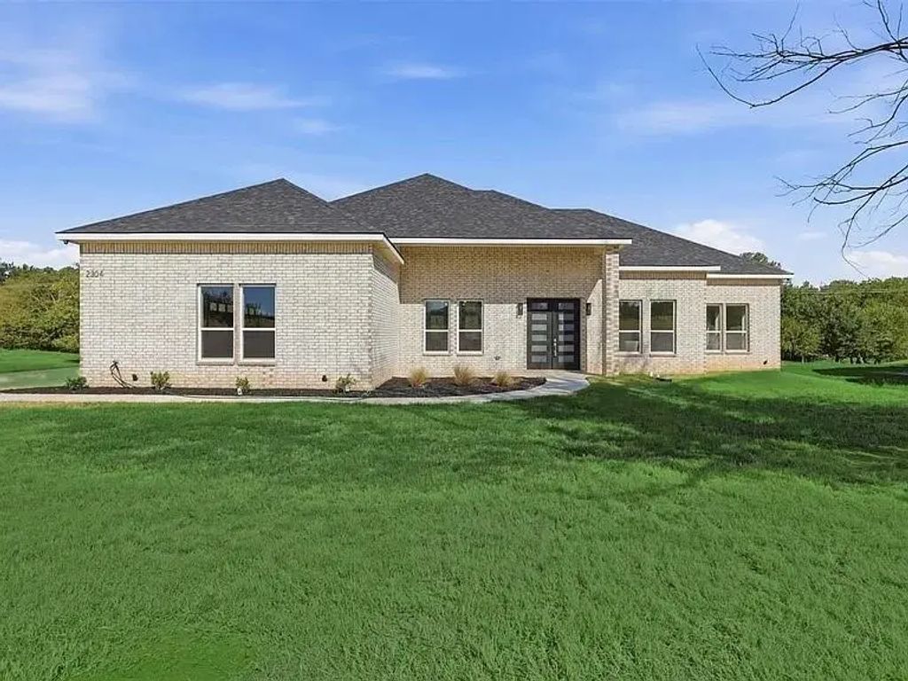 2304 Candlestick Drive, Granbury