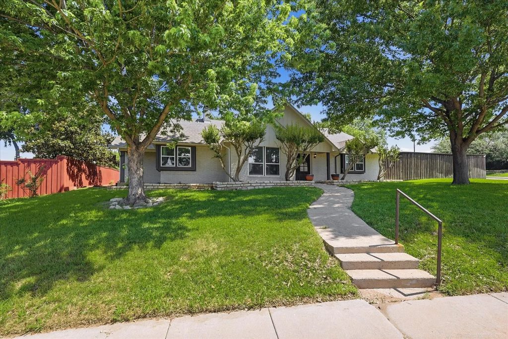 2625 Ramblewood Drive, Carrollton