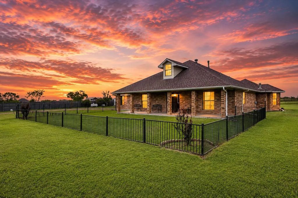 9909 County Road 309, Terrell