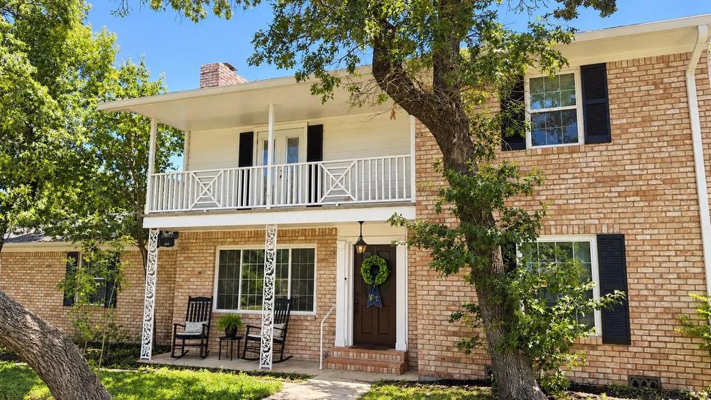 425 White Hall Road, Woodway