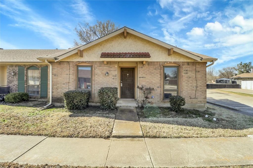 44 E Mountain Creek Drive, Grand Prairie