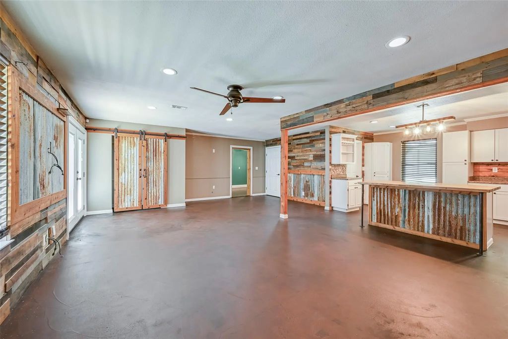 2024 Walker Street, Granbury
