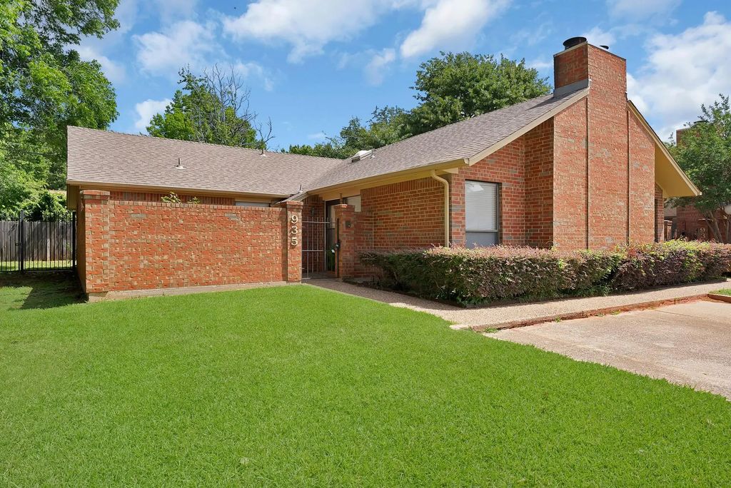 935 Cedarland Boulevard, Arlington