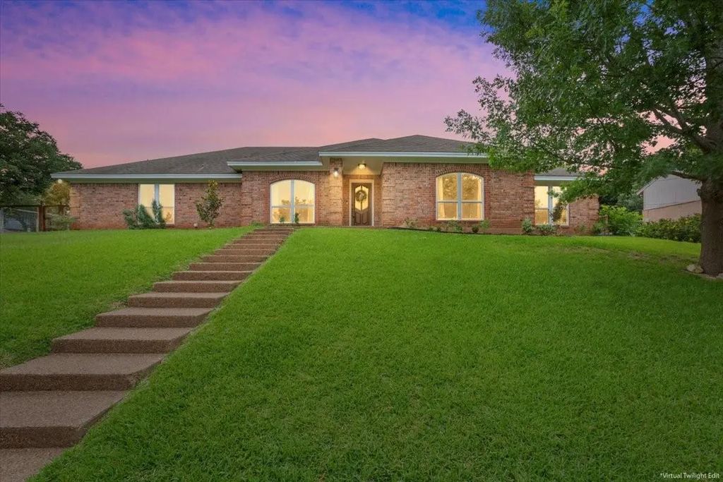 10025 Forest View Drive, Woodway
